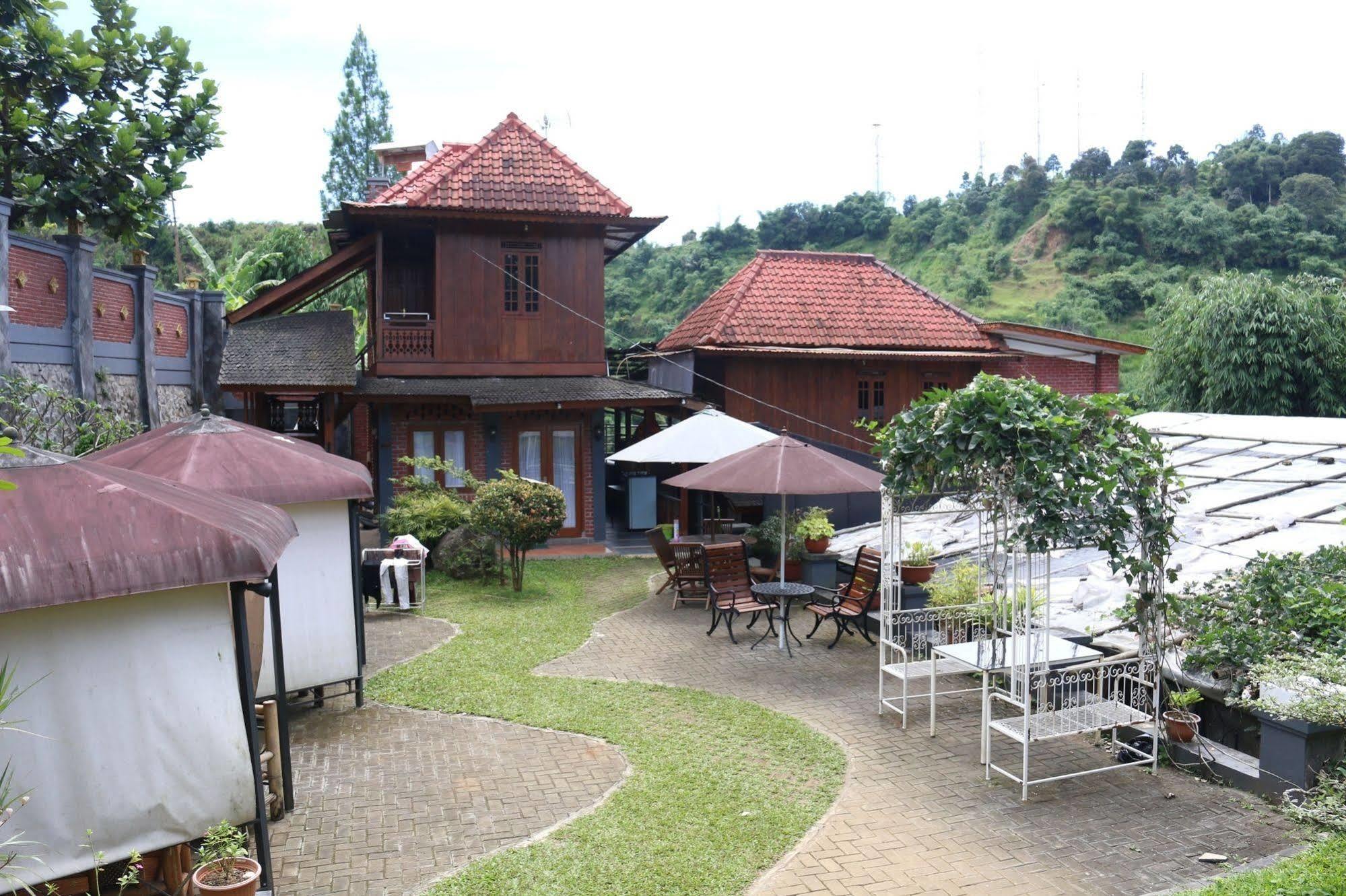 Bantal Guling Villa เล็มบัง ภายนอก รูปภาพ